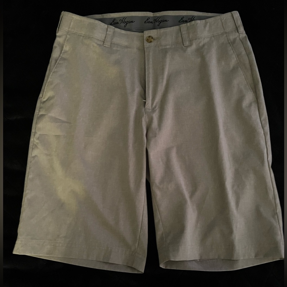 Men’s khaki golf shorts !